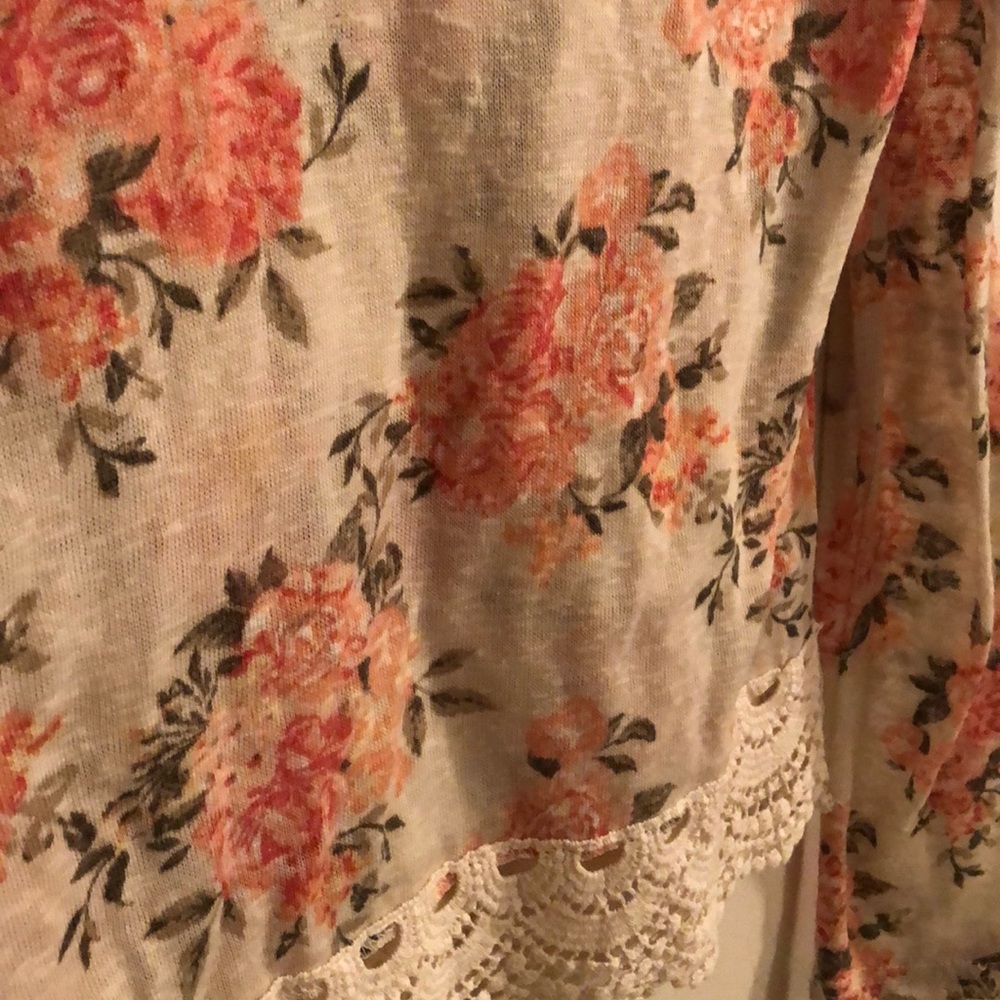 Cute floral sweater 🌺